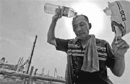 入伏天,烈日下的忻州钢结构安装工人