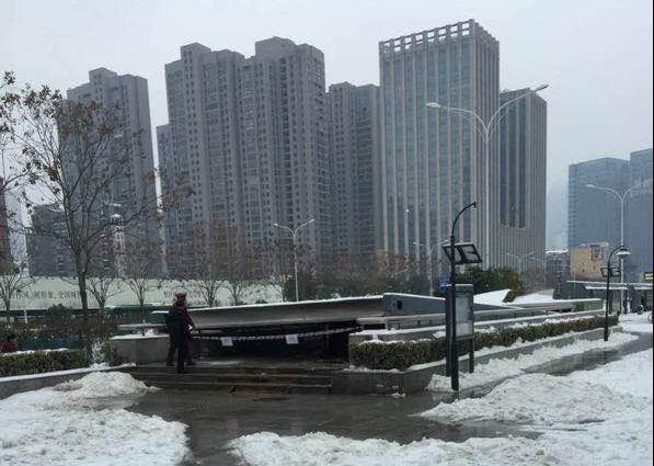 强降雪压垮武汉多处建筑