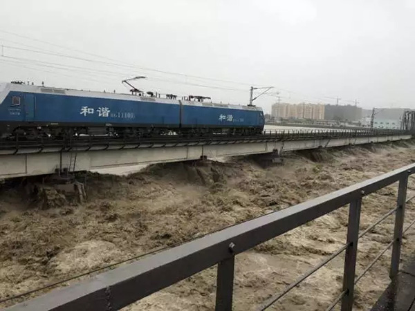 视频点击超百万！钢结构大桥遇险，十万火急之时天降神兵
