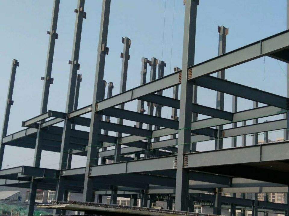 大风导致在建钢结构厂房突然倒塌