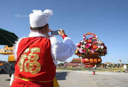 庆十一迎国庆，大型钢结构花篮亮相天安门广场